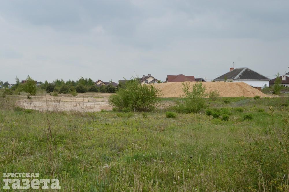 Как сейчас выглядит место в Бресте, где собираются строить «Скандинавское предместье». Фото: