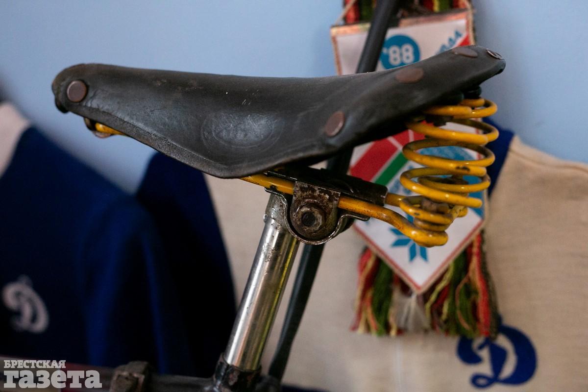 Седло велосипеда Николая Дранько. Экспонат музея СДЮШОР № 2 г. Бреста.