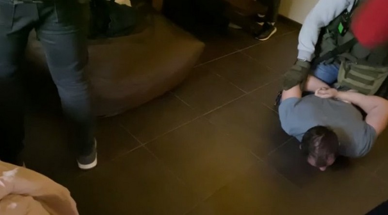 Спецназ задерживает брестчанина за участие в протестах в августе 2020 года. Скриншот видео