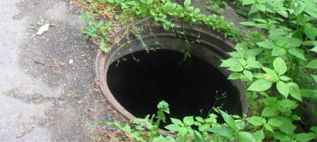 Люк, открытый люк, земля, ребенок, трагедия