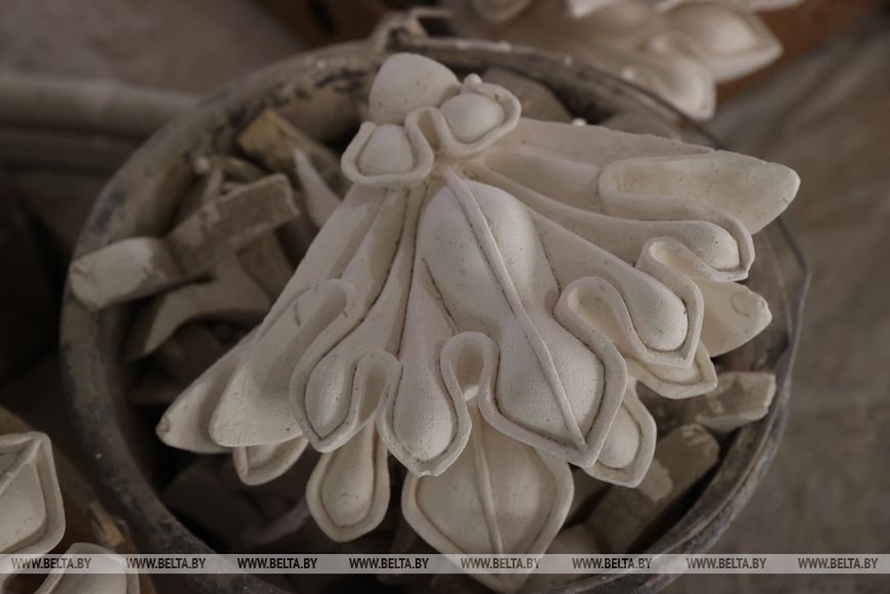 Лепнина на стенах в каплице-усыпальнице рода Ожешко в деревне Закозель Дрогичинского района.