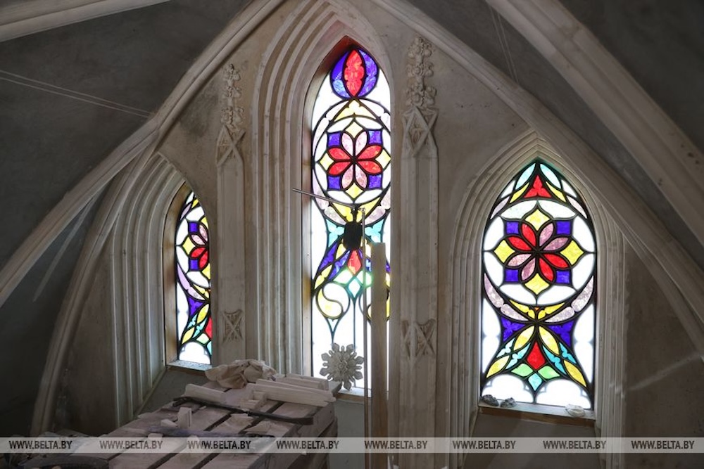 Отреставрированные окна в каплице-усыпальнице рода Ожешко в деревне Закозель Дрогичинского района.