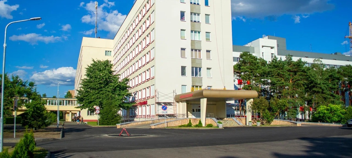 Деревья на территории Брестской областной больницы. Фото из яндекс-карт