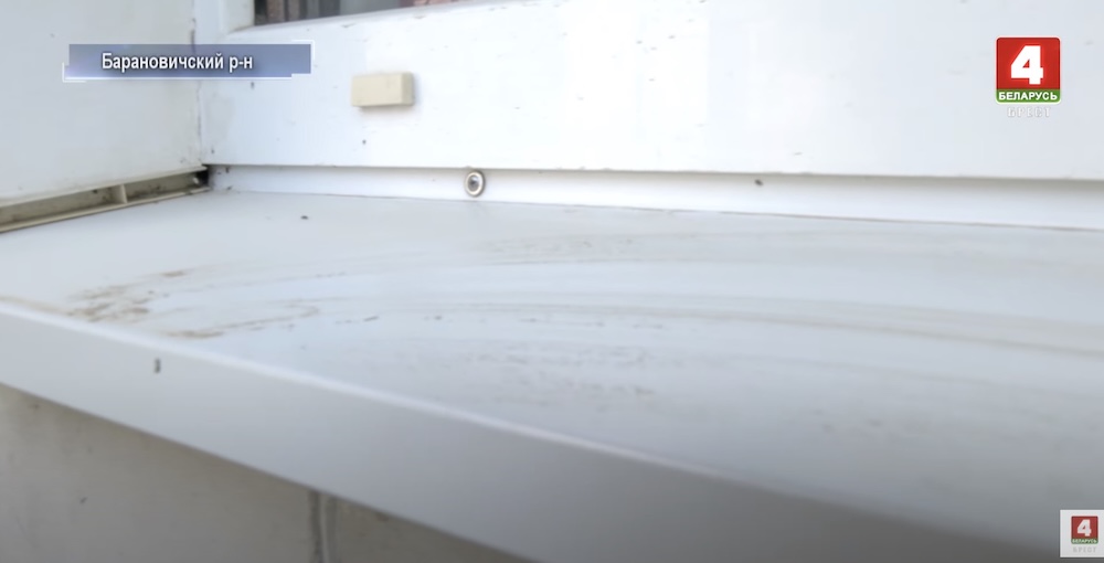 Пыль на подоконниках в домах в деревне Альбинка Барановичского района.