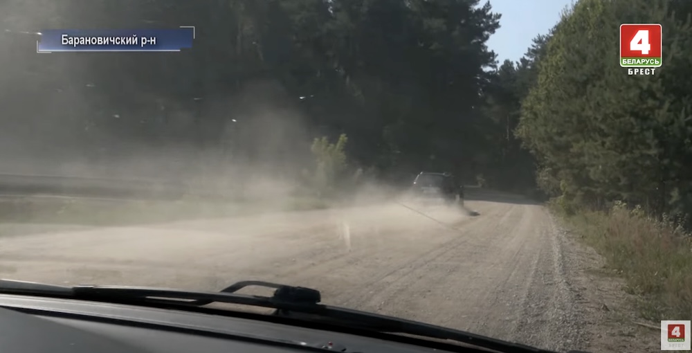 Пыль на дороге у деревни Альбинки Барановичского района.