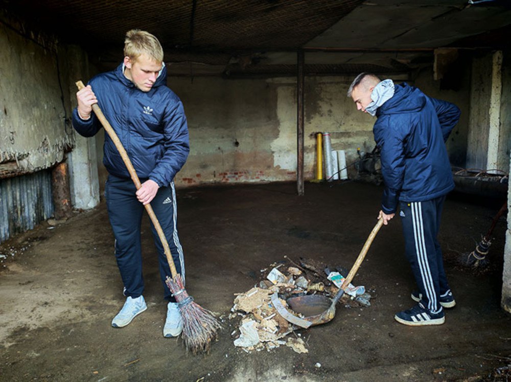 В Глубокском районе учащихся отправили драить фермы