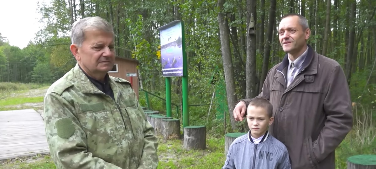 Директор заказника «Выгонощанское» Сергей Габец и его сотрудник Александр Иванов. Скриншот видео ОНТ