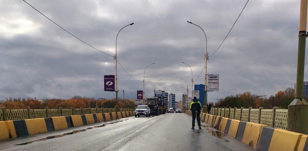 Ремонт асфальта на мосту через Мухавец в Бресте. Фото из соцсетей