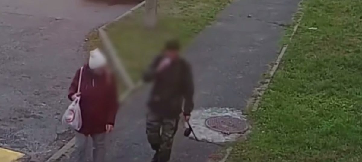 мужчына і жанчына ідуць па вуліцы 