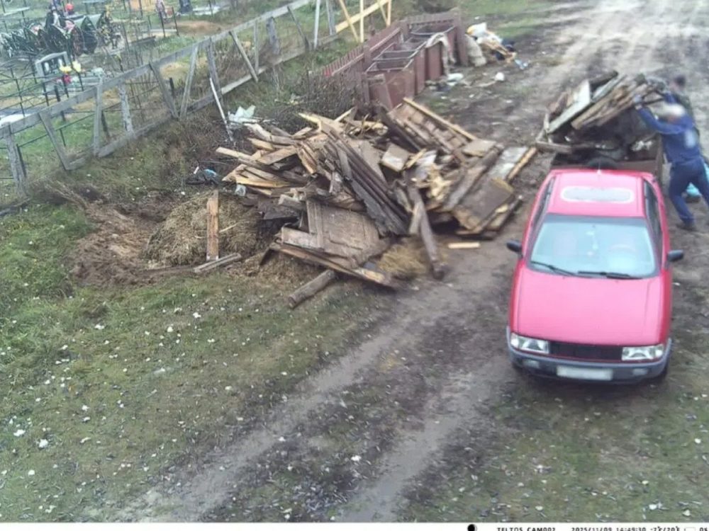 Мусорная свалка на кладбище в Быхове