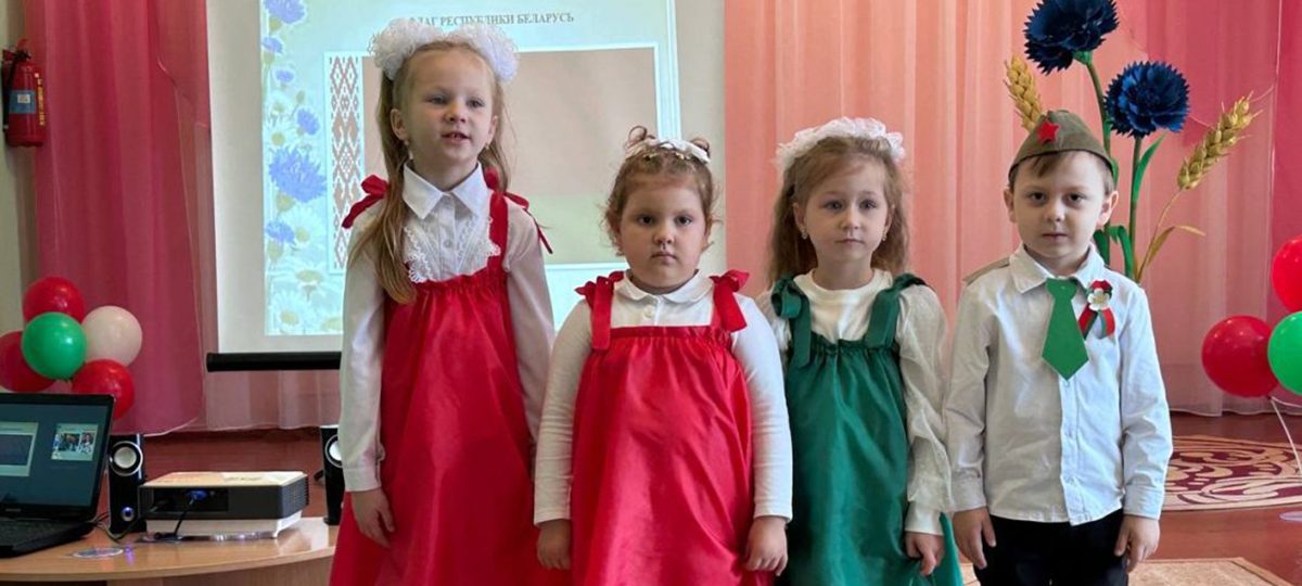 одежда цвета красно-зеленого