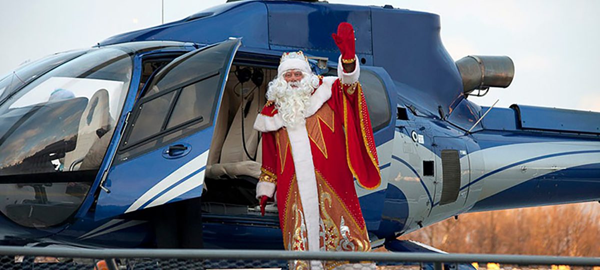 Дед Мороз или Санта Клаус приземлился на вертолете