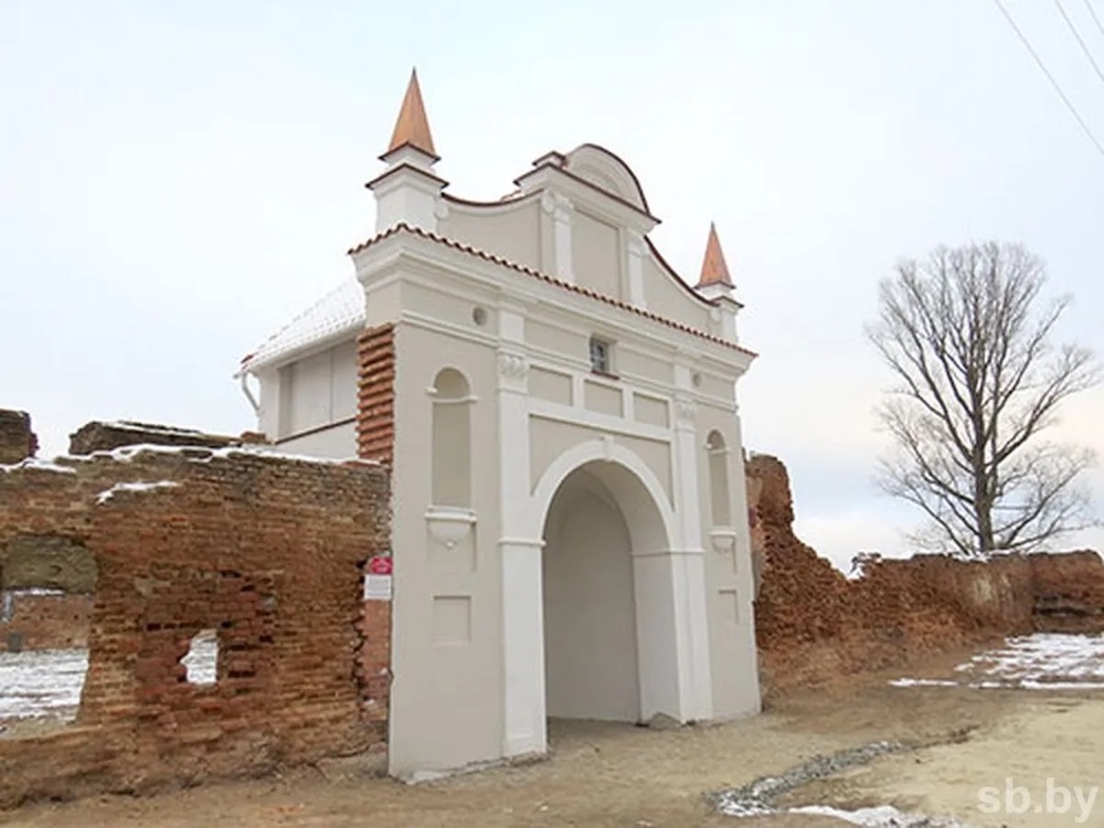 Отреставрированная брама руин монастыря картезианцев в Березе.