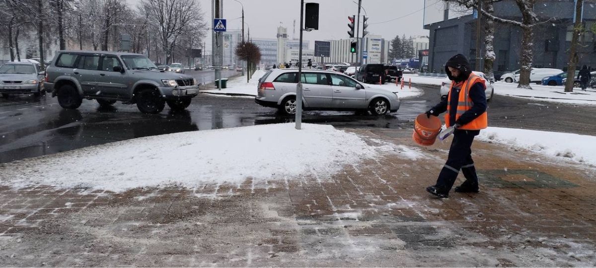 Дворник, песок, слякоть