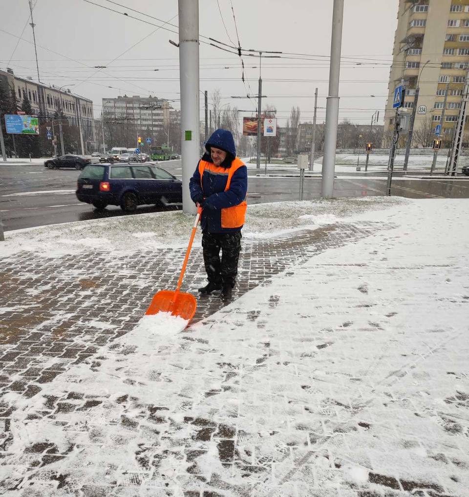 Дворник убирает снег на Московской в Бресте.