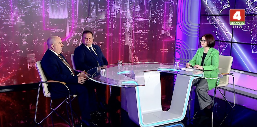Начальник брестского отделения Беларуского института стратегических исследований (БИСИ), генерал-майор запаса Игорь Король (слева) и заместитель начальника отдела идеологической работы и по делам молодежи Кобринского райисполкома Роман Мельник в эфире программы «Прямой разговор» на телеканале ТРК «Брест»
