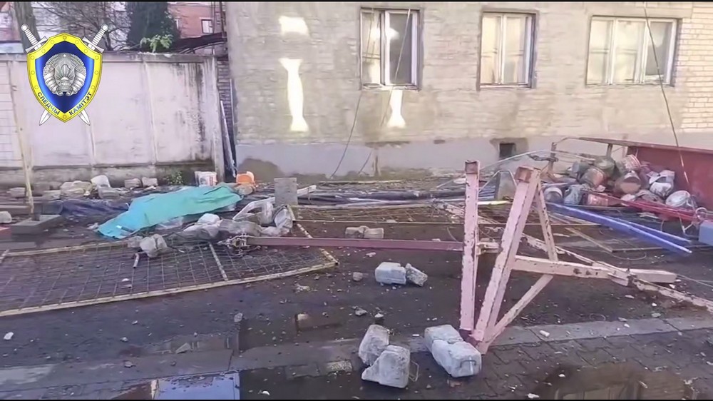 Место падения строительной люльки возле общежития на Менжинского в Бресте. Скриншот видео СК