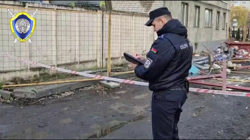 Место падения строительной люльки возле общежития на Менжинского в Бресте. Скриншот видео СК