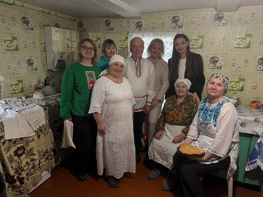 беларусы принимают гостей в национальных костюмах