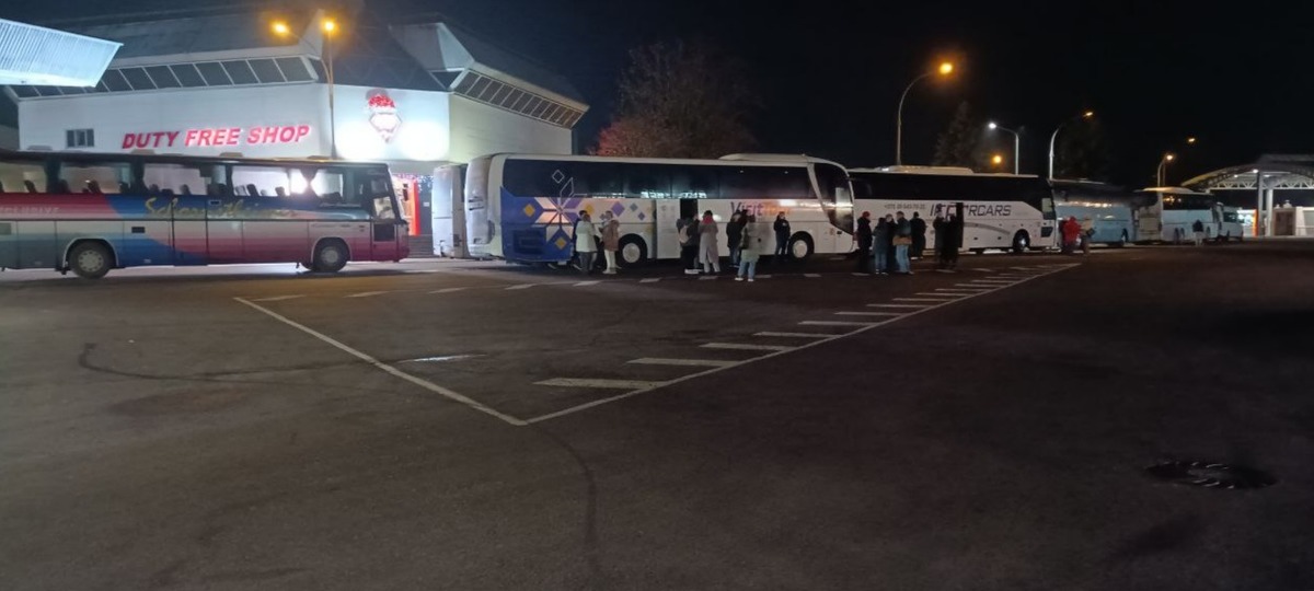 Автобусы в очереди на границе Польши с Беларусью. Фото из приграничного чата