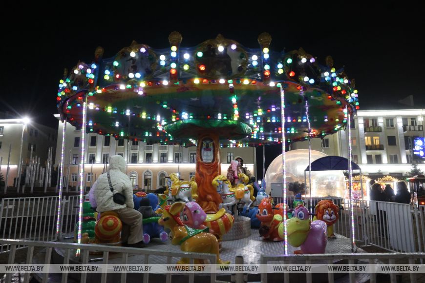 Новогодняя карусель на Ленина в Бресте.