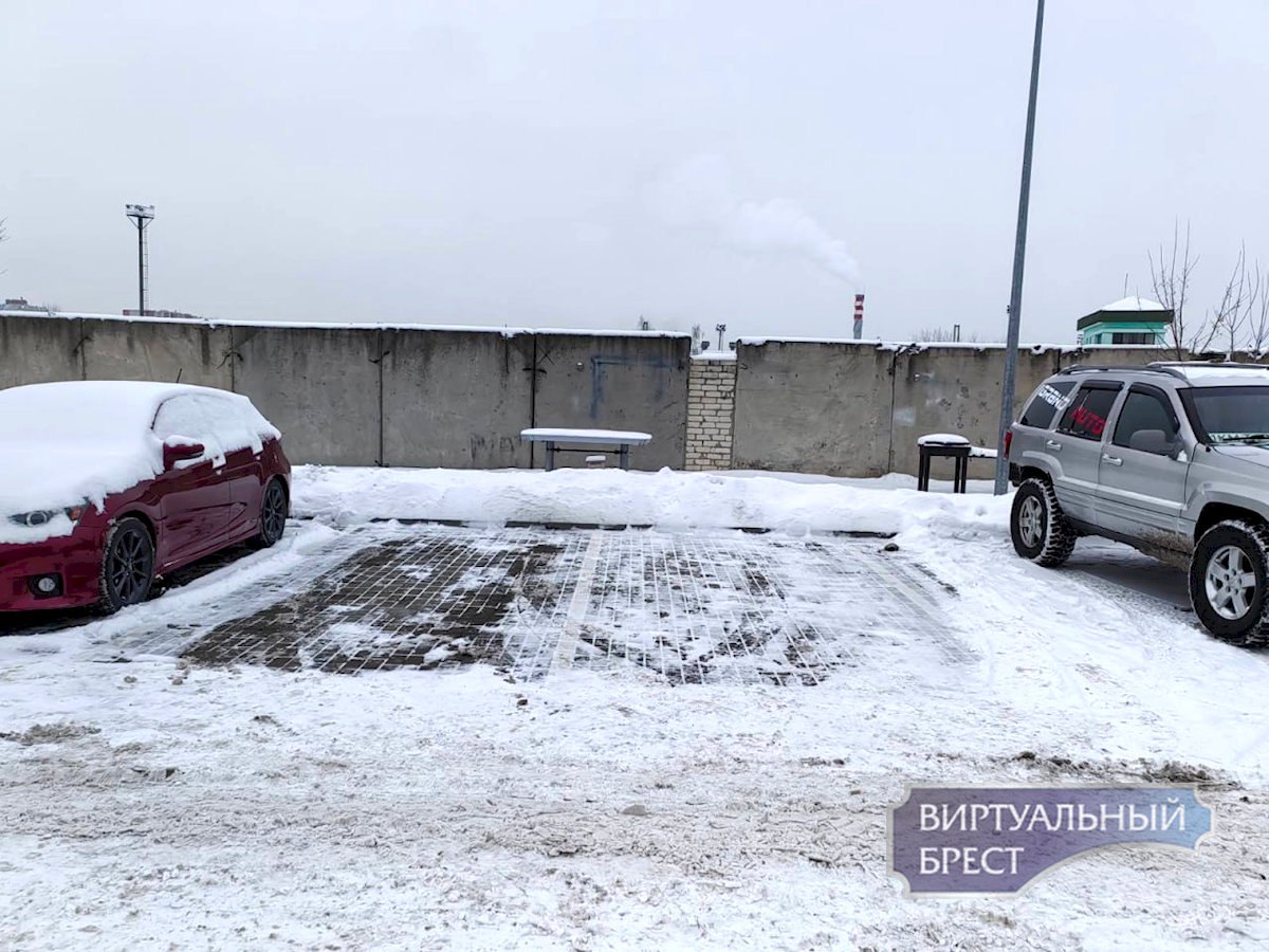 Парковка во дворе дома №15Г на улице Героев Обороны в Бресте. 