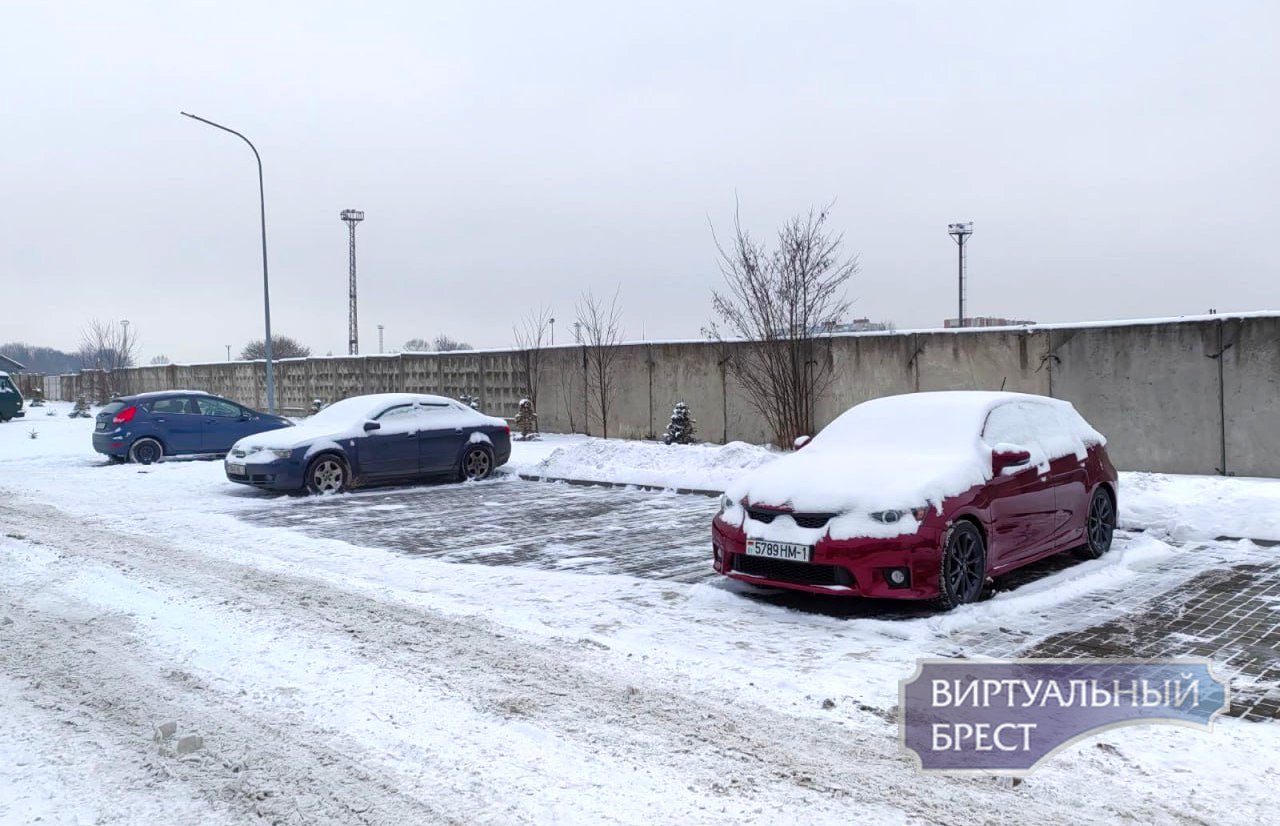 Парковка во дворе дома №15Г на улице Героев Обороны в Бресте.