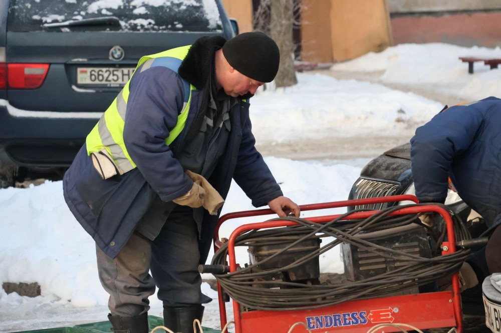 Сотрудники «Пинскводоканала» ищут место прорыва трубы в Пинске. Фото: «Пинский вестник»