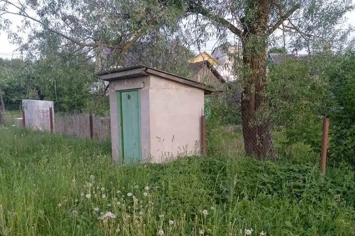 Деревенский туалет, который выставили на продажу в Воложинском районе