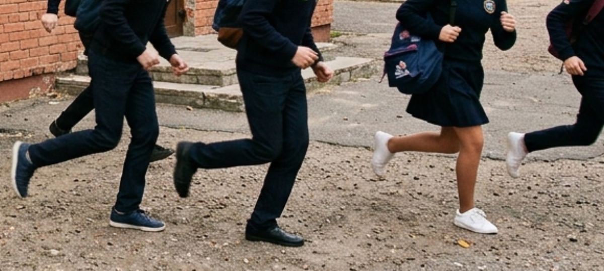 Дети сбегают с урока в школе