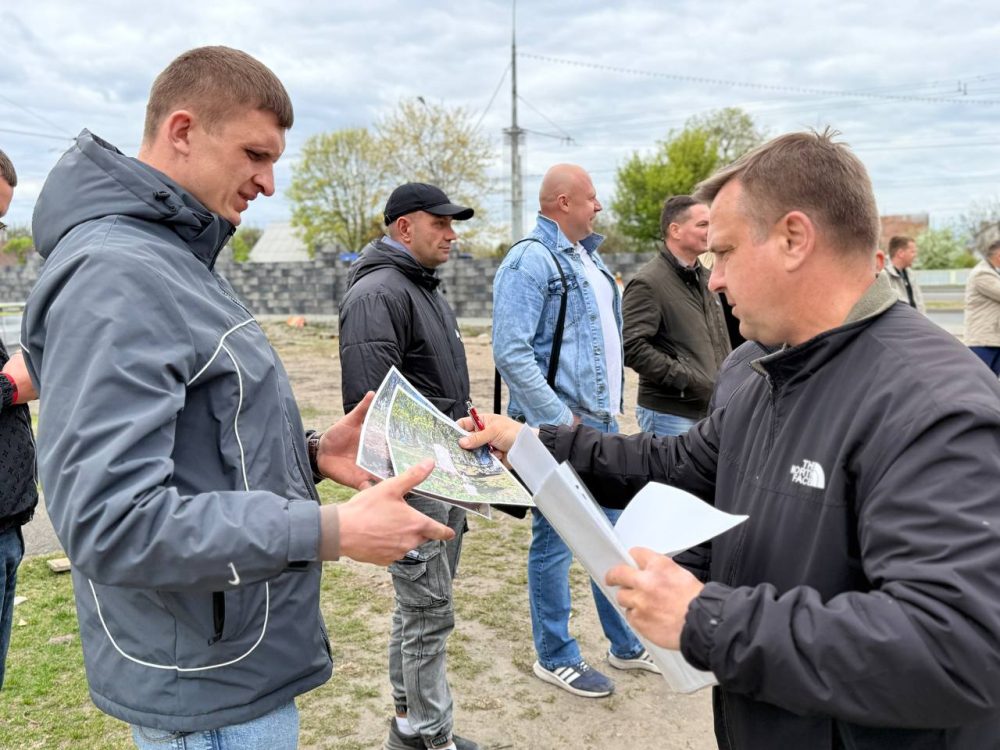 Встреча брестских депутатов и бизнесменов на Тришинском кладбище. Фото: Брестский горисполком