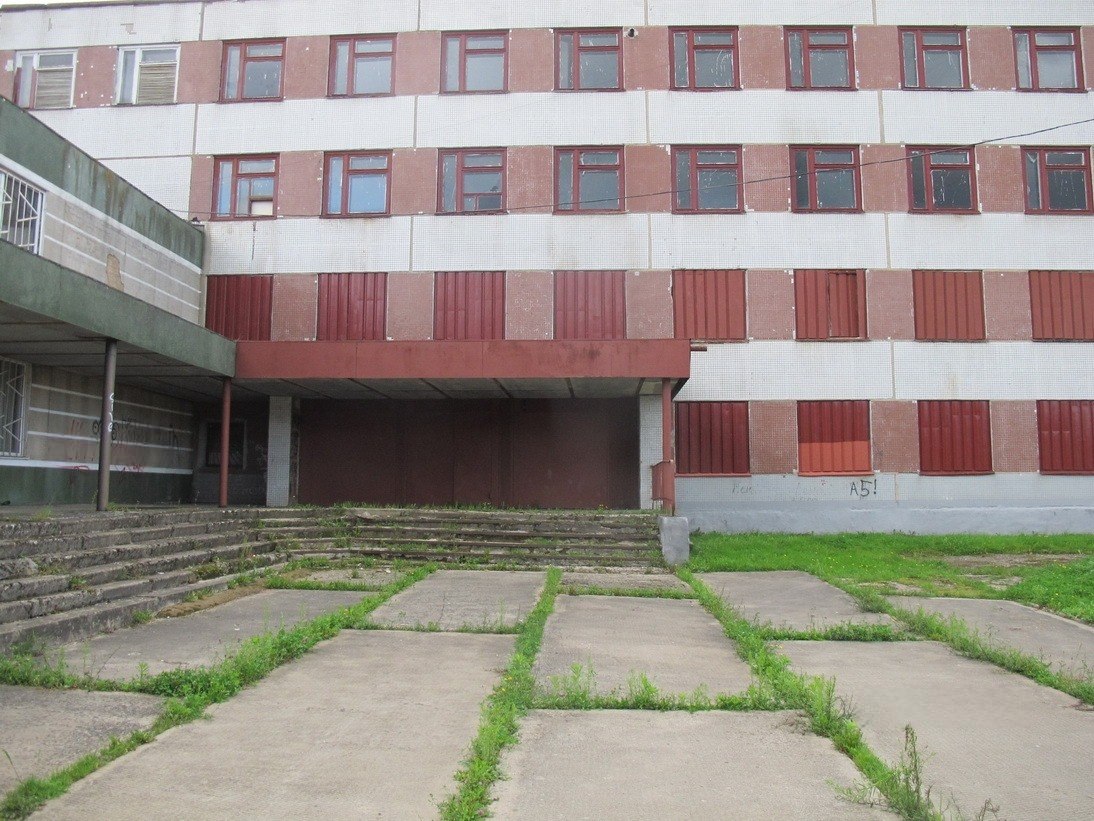старое здание с красного и белого кирпича