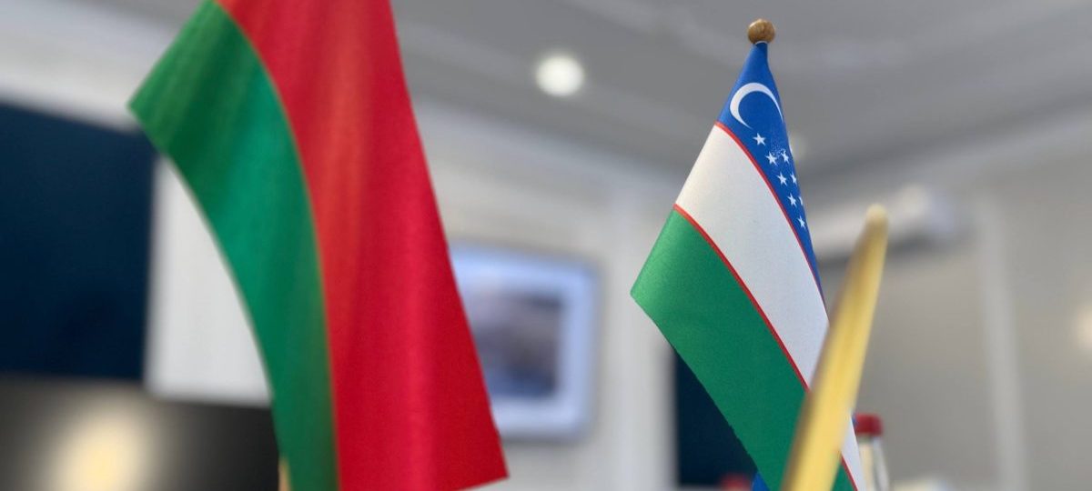 флаги Беларуси и Узбекистана