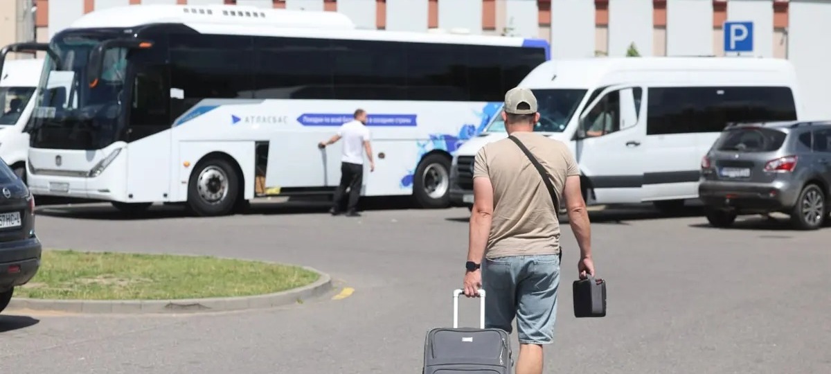 Мужчина идет по автовокзалу в Беларуси. Иллюстративное фото